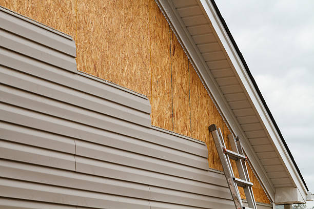 Professional Fiber Cement Siding technician working in Plant City, FL